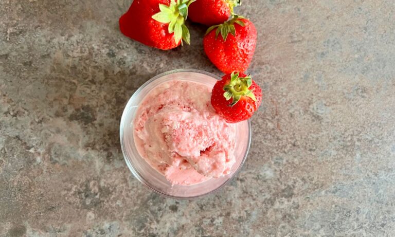 Gelato cheto alla fragola due ingredienti