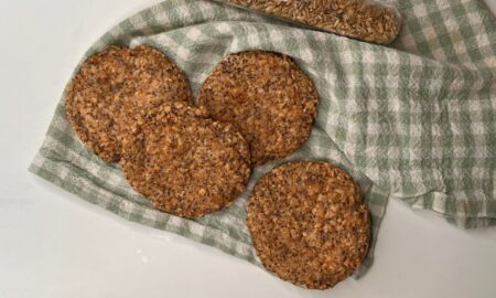 Cracker low carb fatti in casa con fiocchi di avena senza glutine, semi di chia e psyllium: snack croccanti e sazianti per la dieta con pochi carboidrati e low carb
