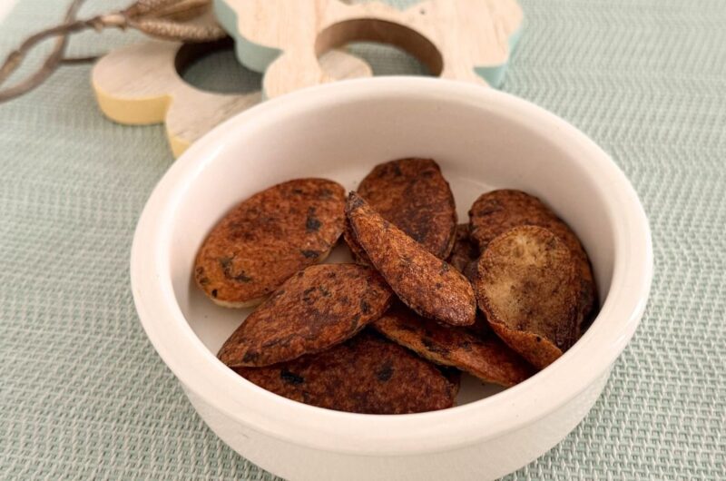Chips chetogeniche croccanti con 2 ingredienti: albumi e pecorino – lo snack keto perfetto per aperitivo e spuntini salati