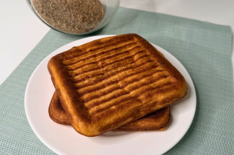 Toast chetogenico al pesto di pomodorini secchi e pistacchi | Ricetta keto facile e veloce
