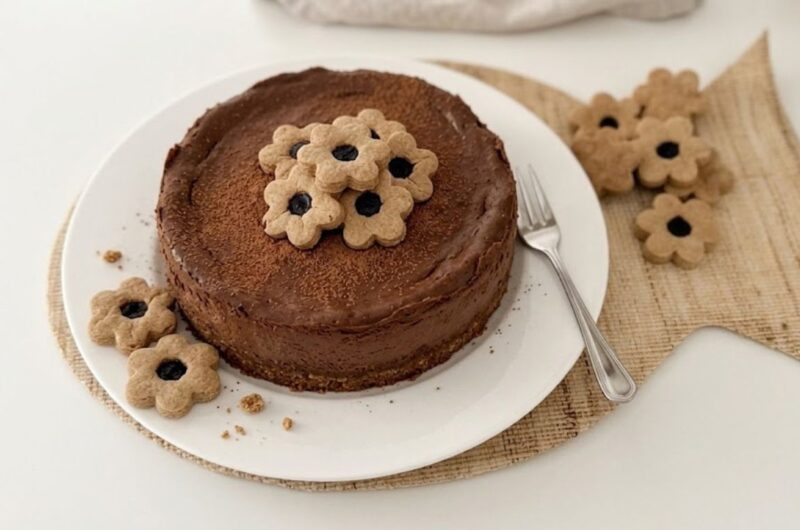 Cheesecake chetogenica allo yogurt con copertura al cioccolato fondente – ricetta facile senza zucchero