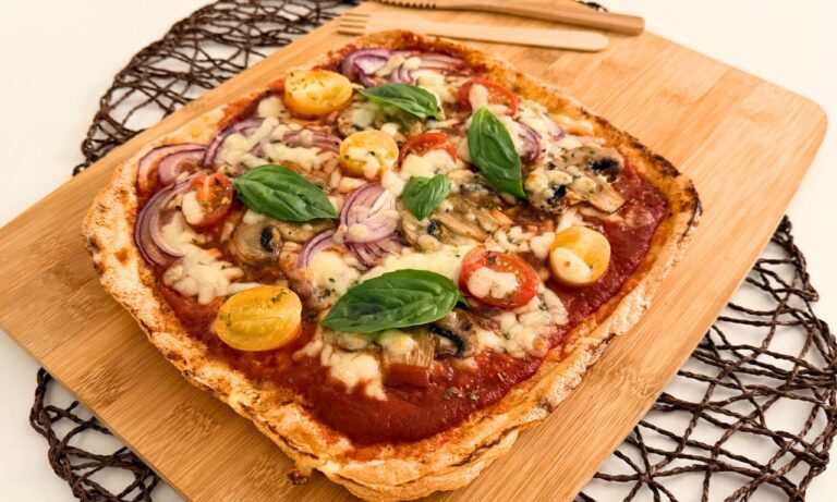 Pizza ketogenica proteica e super leggera: la base soffice fatta con albumi, per togliersi la voglia di pizza senza sgarrare