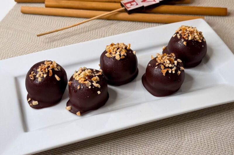 Cioccolatini chetogenici fatti in casa con 2 ingredienti: palline di yogurt al cioccolato