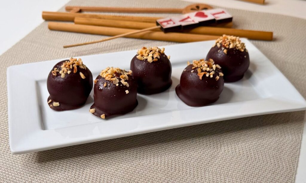 Cioccolatini chetogenici con yogurt e cioccolato: dolce keto facile con 2 ingredienti