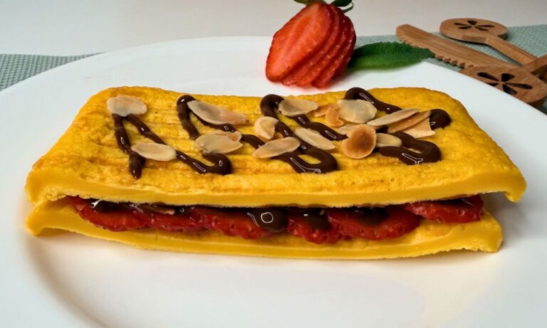 Sandwich proteico a 2 ingredienti: colazione chetogenica ricca di proteine e grassi buoni